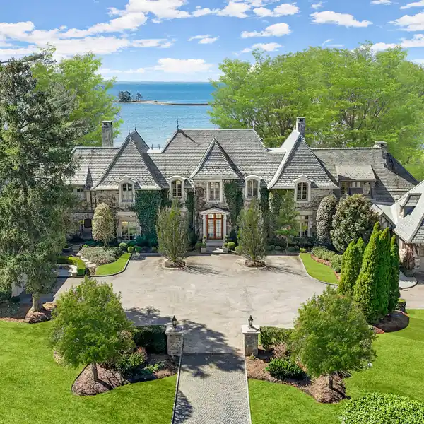 IMPECCABLE RIVERSIDE ESTATE UNLIKE ANY OTHER