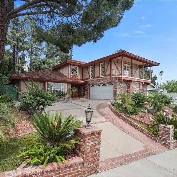 TIMELESS TRADITIONAL RESIDENCE IN A DESIRABLE NEIGHBORHOOD