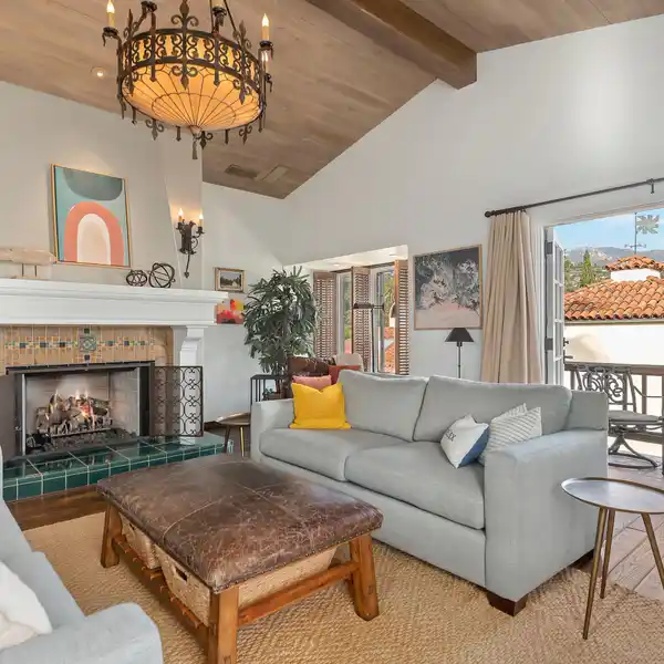 BEAUTIFULLY REMODELED DOWNTOWN CONDO