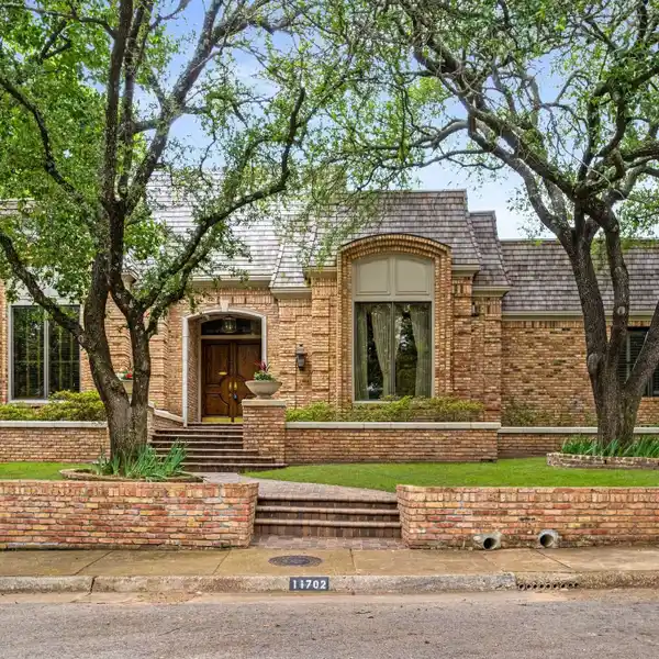 EXQUISITE SINGLE-STORY HOME