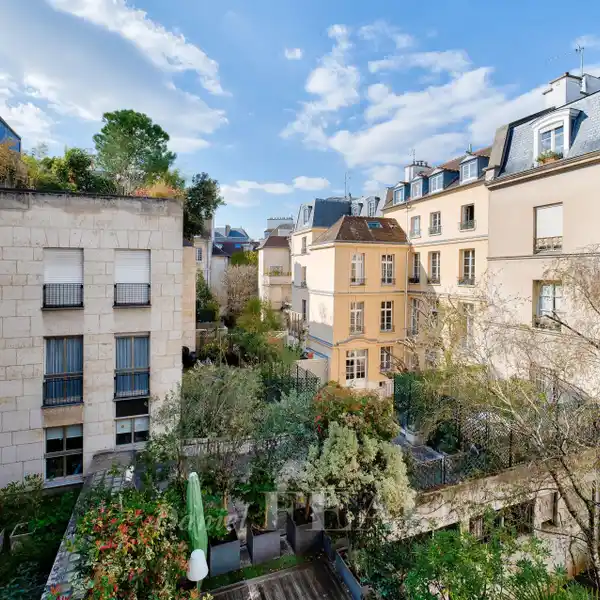 TOP-FLOOR APARTMENT IN A RENOVATED BUILDING