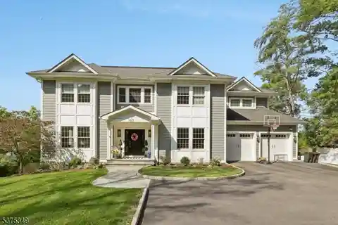 Stunning Colonial Home in Ideal Location