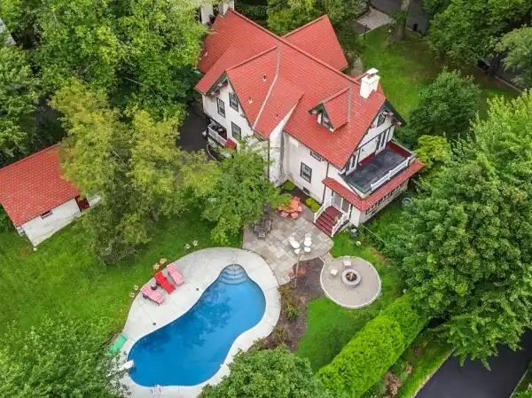 MAJESTIC COLONIAL IN OLD SHORT HILLS
