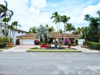 Tropical Paradise in the Lakes of Emerald Hills