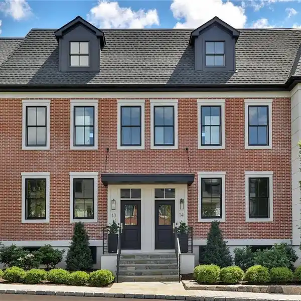 EXCEPTIONAL COMFORT AND CONVENIENCE AT ARMONK CLOSE