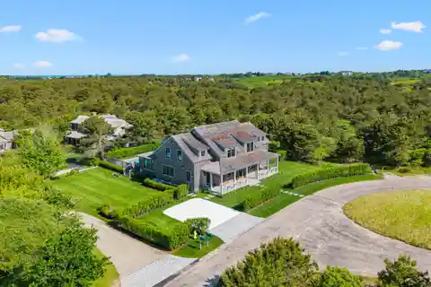 Spectacular Retreat at the End of a Cul-de-sac