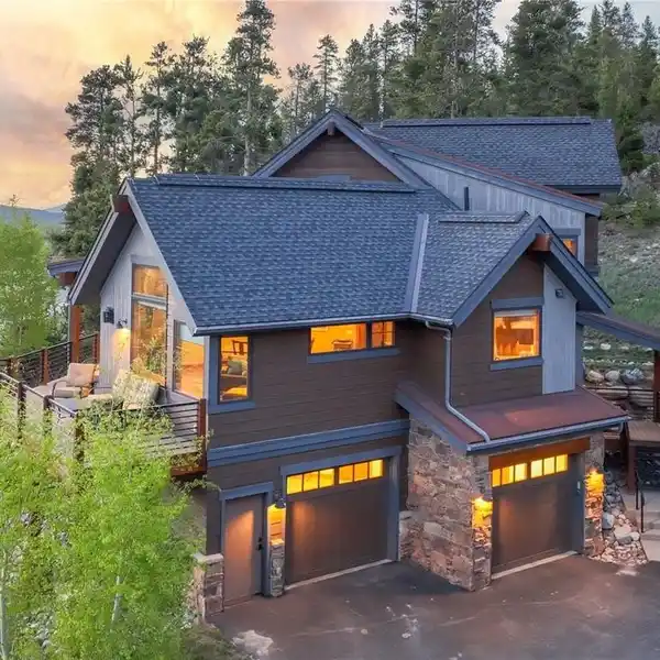 MOUNTAIN ESCAPE IN EXCLUSIVE COLUMBIA LODE