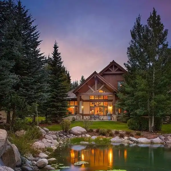 CHARMING HOME NESTLED BY A PICTURESQUE POND