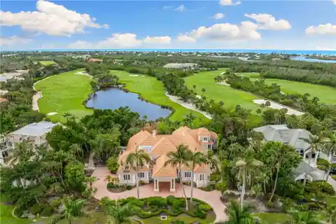 Spacious Sanctuary with Stunning Lake Views