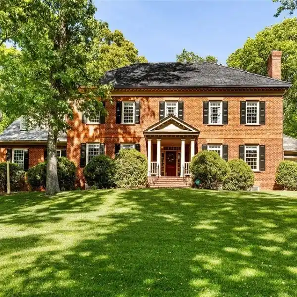 LUXURY LIVING IN PERFECTLY POSITIONED COLONIAL