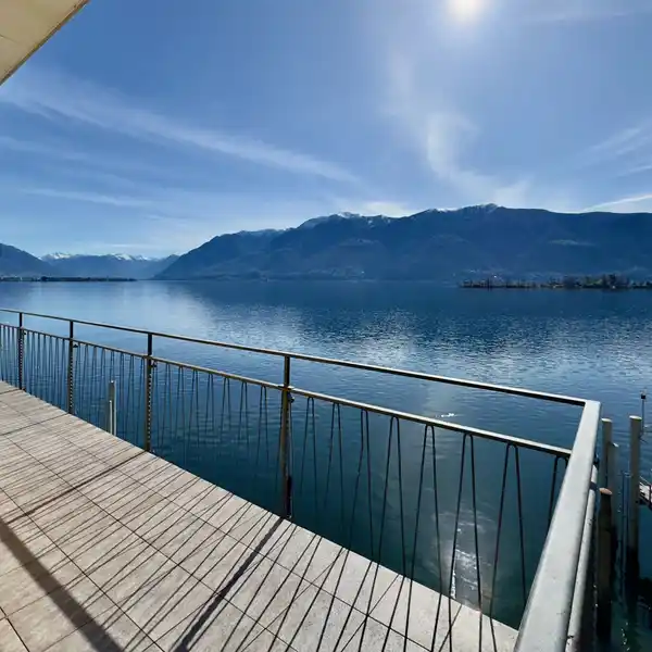 BRIGHT HOME WITH DIRECT LAKE ACCESS