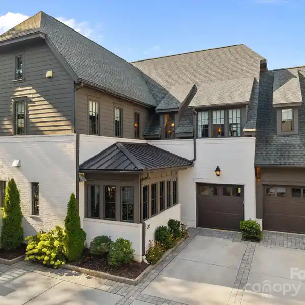 LUXURY LIVING IN MYERS PARK WITH POOL AND ELEVATOR