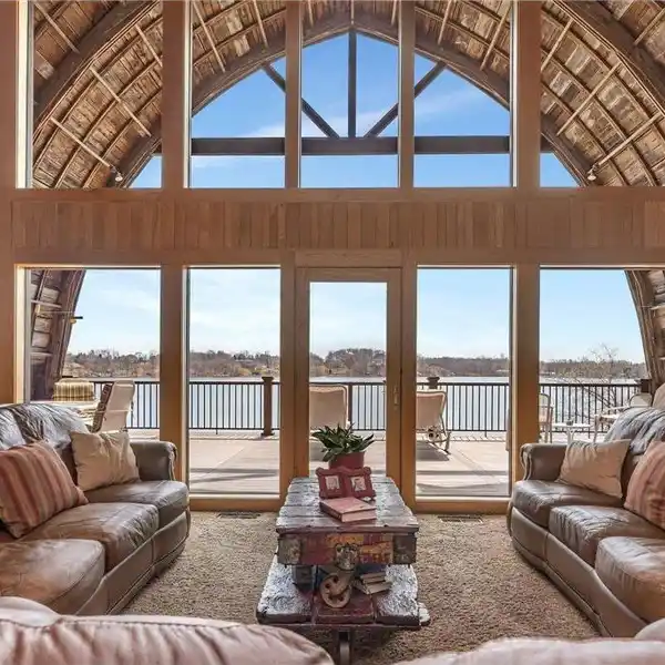 STRIKING RESIDENCE ON PRISTINE LAKESHORE