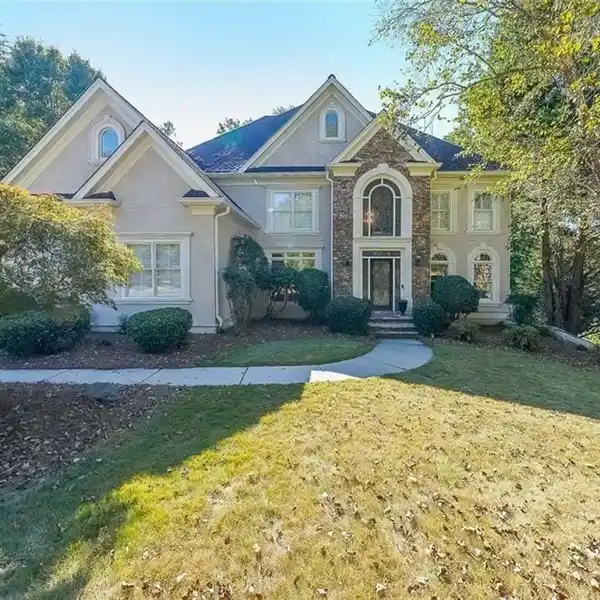 EXTRAORDINARY ESTATE LIVING WITH MODERN GLAMOUR & VALUE