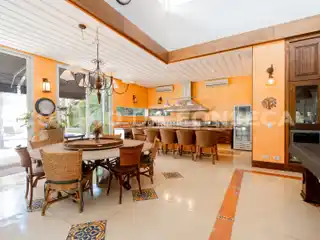 Country House Feel on a Quiet Street