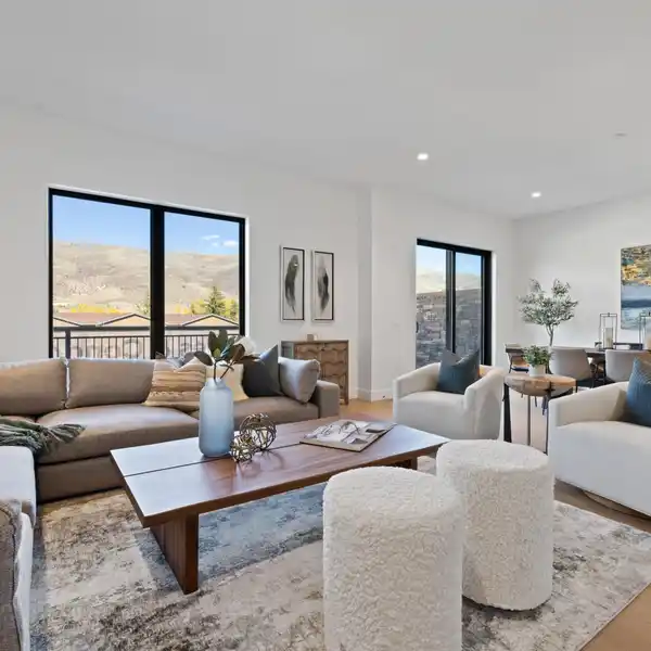 PRIVATE END TOWNHOME WITH MOUNTAIN VIEWS