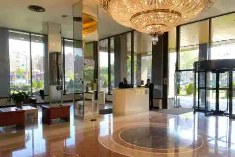 Light-Filled Corner Unit with City Vistas