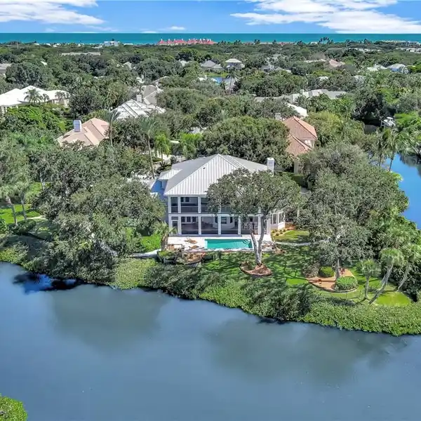EXCEPTIONAL ESTATE ON A WATERFRONT PENINSULA