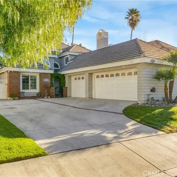 TURNKEY HOME IN SOUGHT-AFTER VALENCIA SUMMIT