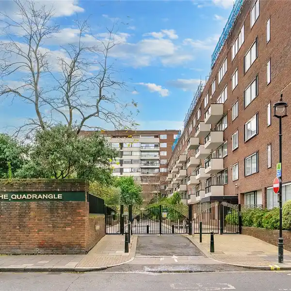 THREE BEDROOM APARTMENT IN THE QUADRANGLE