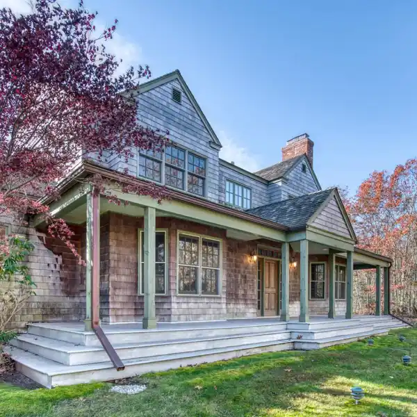 RENT A BRIDGEHAMPTON BEAUTY