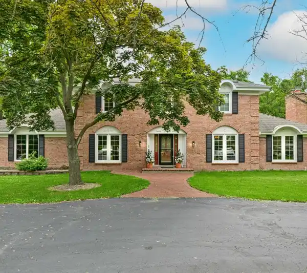 DISTINGUISHED BROOKFIELD ESTATE