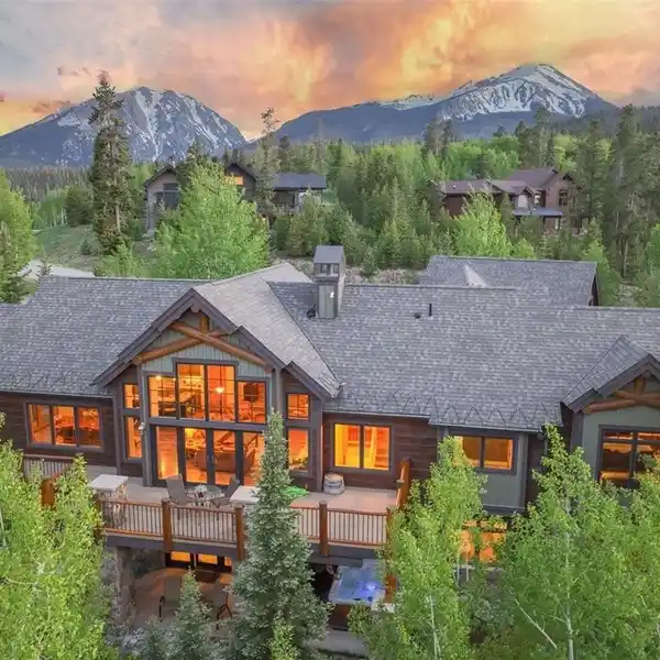 IMMACULATE HOME IN THREE PEAKS