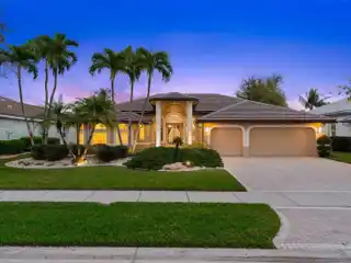 Gorgeous Waterfront Pool Home in the Heart of Coral Springs