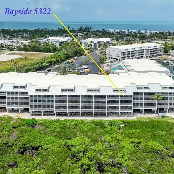 TOP-FLOOR BAYSIDE VILLA WITH BREATHTAKING VIEWS