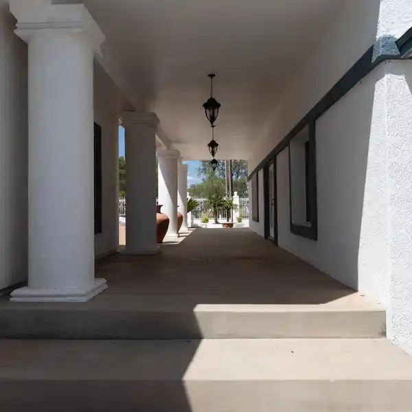 VERSATILE UPSCALE ESTATE