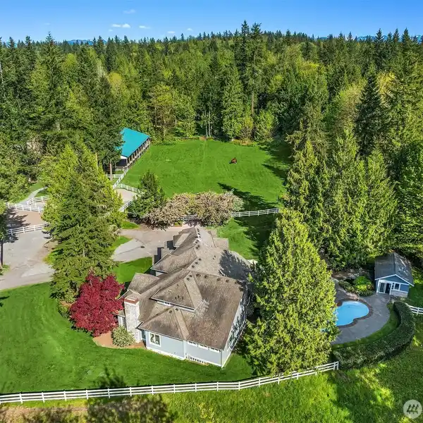 ONE-OF-A-KIND EQUESTRIAN LIVING ON UNION HILL