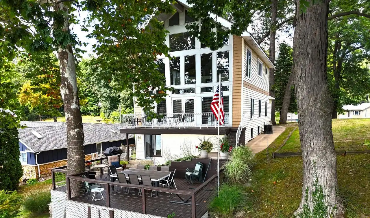 Lake House with Spectacular Lake Views