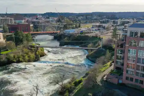 Luxurious Condo Within Walking Distance to Riverfront Park