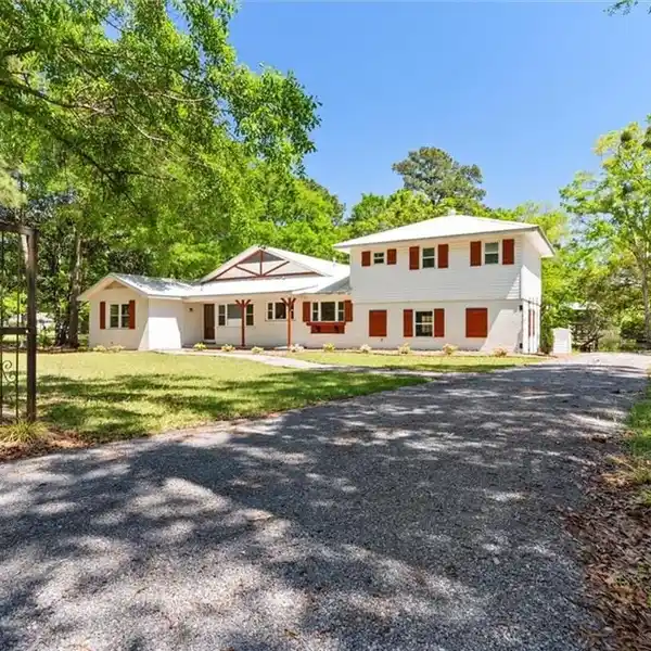 LUXURY WATERFRONT LIVING IN MOBILE