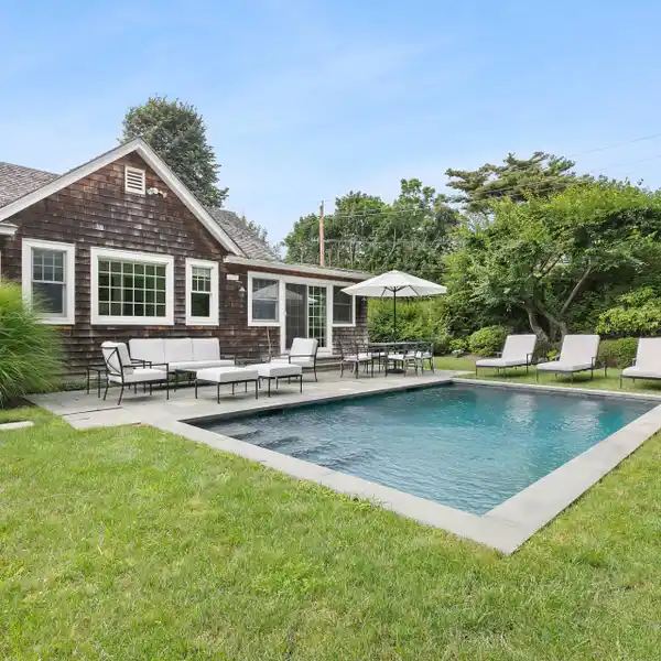 DARLING COTTAGE IN EAST HAMPTON