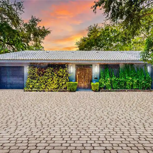 PRIVATE SANCTUARY IN NORTH GROVE