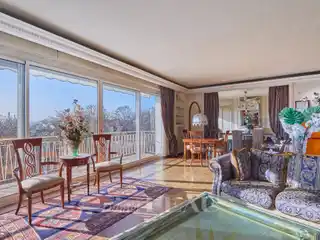 Elegant 2-bedroom with South-facing Terrace