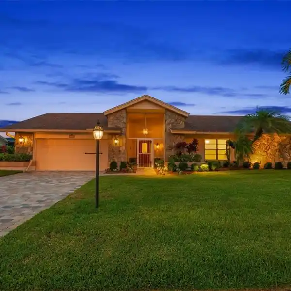 PRIVATE POOL HOME IN PREMIER NAPLES COMMUNITY