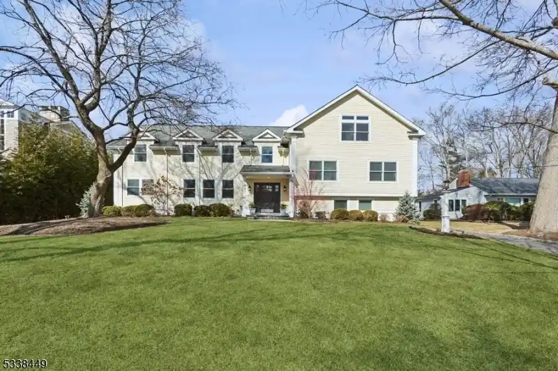 Custom Home on a Picturesque Lot in Rolling Hill