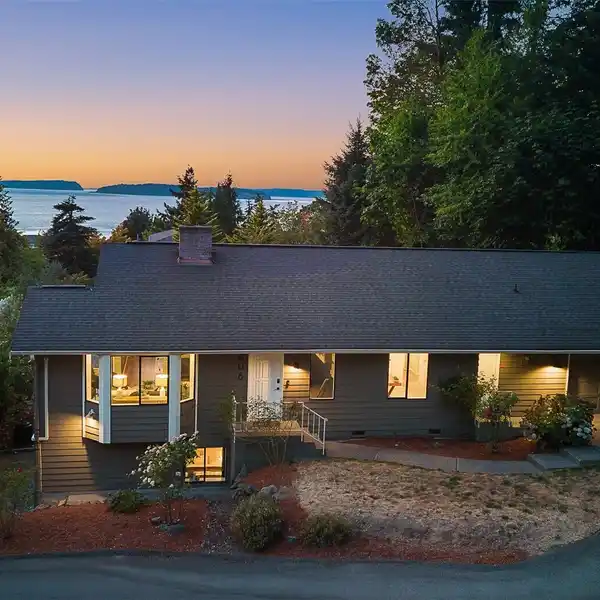 COMFORT AND STYLE IN OLD TOWN MUKILTEO