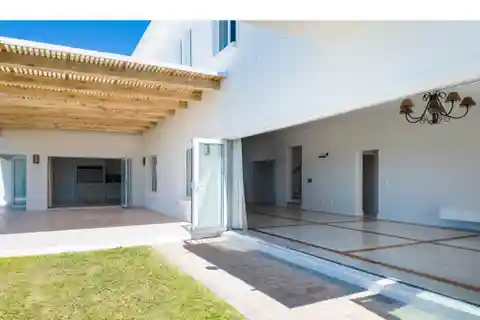 Luxury Living with Iconic Coastal and Mountain Views