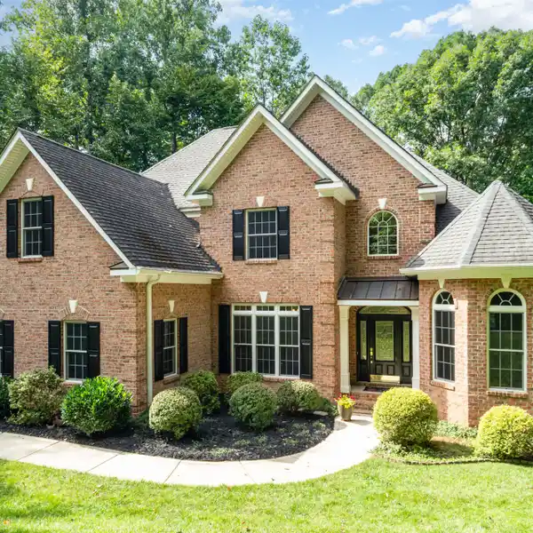 PEACEFUL LAKESIDE ESCAPE WITH SCENIC WINTER VIEWS