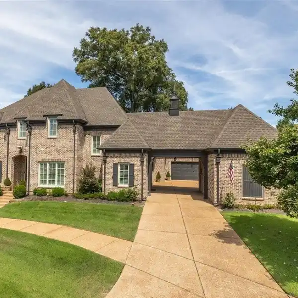 ELEGANT FRENCH COUNTRY HOME WITH SPACIOUS LIVING