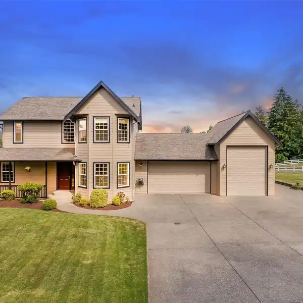 IMPECCABLE HOME IN COUNTRY MEADOWS