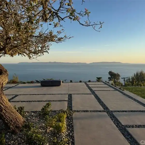 CHIC RESIDENCE WITH BREATHTAKING VIEWS