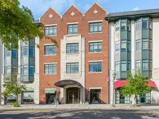 Beautifully Refreshed Condo in Christie Place