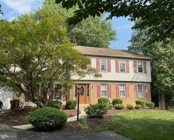 MOVE-IN READY HOME IN PRIME NEIGHBORHOOD