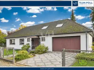 Architecture for Individualists on a Large Plot in a Quiet Location