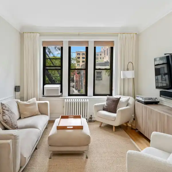 BEAUTIFULLY RENOVATED PREWAR APARTMENT IN BROOKLYN HEIGHTS
