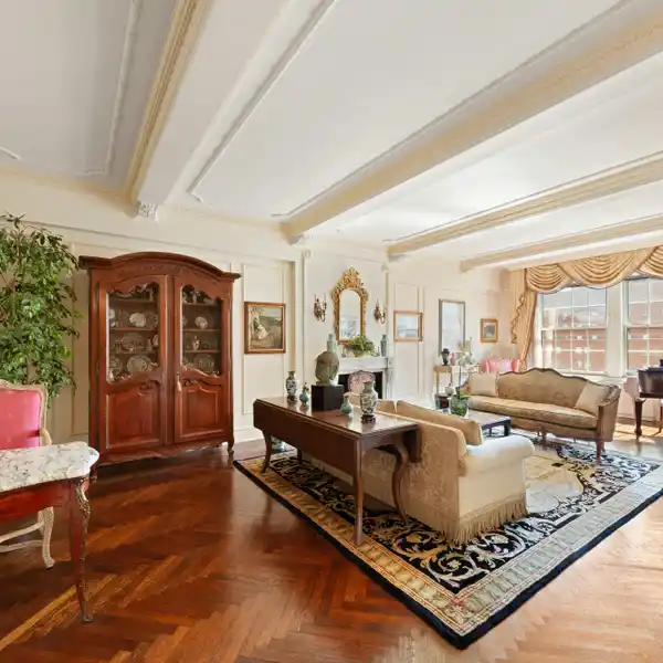 SPRAWLING NINE-ROOM RESIDENCE